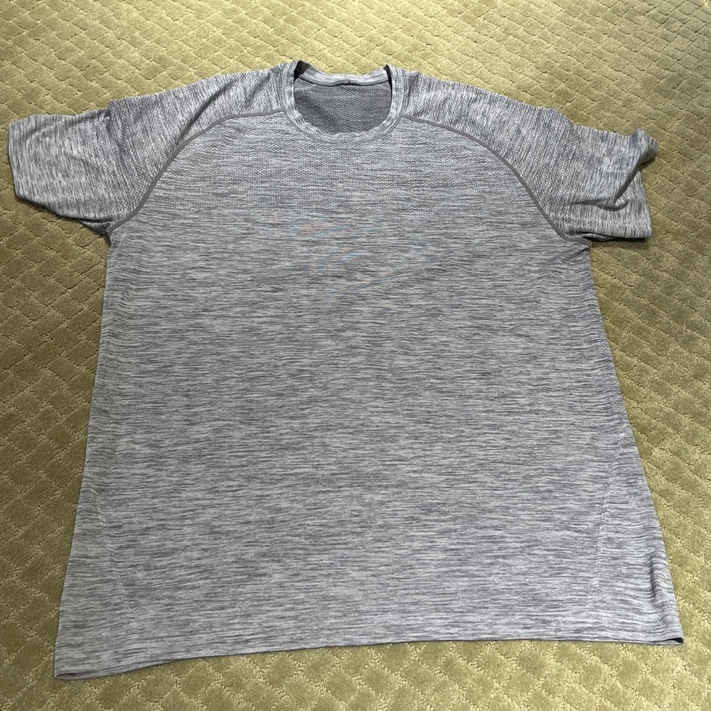 Men’s Lululemon size XL vent tech t-shirt